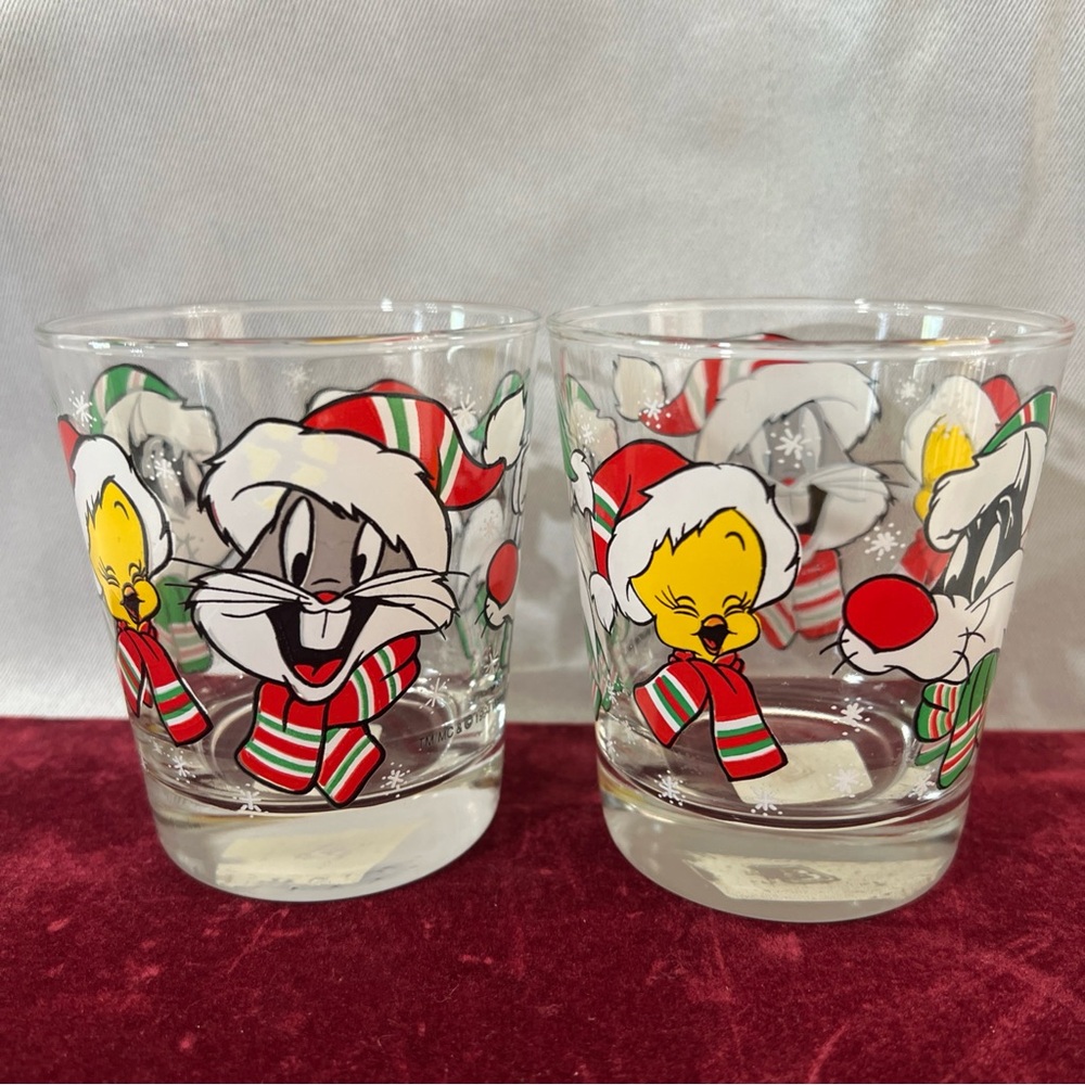 Looney Tunes Holiday Glass Set of two. ‎ Two sets available.